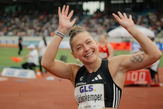 Gina Lückenkemper reißt nach ihrem Rennen lachend beide Arme in die Höhe und feiert mit dem Publikum. Auf ihrem Startnummernschild ist ihr Name sowie der Sponsor GLS zu lesen, am Oberarm trägt sie ein Olympia-Ringe-Tattoo. Gina Lückenkemper jubelt beim Goldenen Oval Dresden