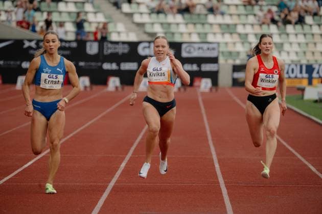 Jolina Ernst (GER), Ann Marrii Kivikas (EST) und Pauline Winkler sprinten auf der Tartanbahn in vollem Lauf nebeneinander. Die Startnummern auf den Trikots zeigen die Namen der Athletinnen deutlich. Jolina Ernst, Ann Marrii Kivikas und Pauline Winkler im 100-m-Sprint