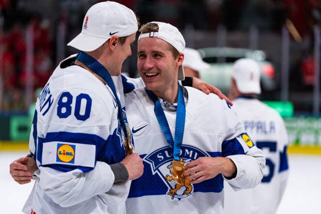 ZURICH, SWITZERLAND - MAY 31: Saku Maeenalanen (Finland, 80) and Patrik Puistola (Finland, 21) celebrating the Win of the Gold Medal during the Gold Medal Game - Match 64 between Switzerland and Finland at the IIHF Ice hockey, Eishockey World Championship, WM, Weltmeisterschaft 2026, Swiss Life Arena on May 31, 2026 in Zurich, Switzerland. Zurich Switzerland Copyright: xTimoxSteinx