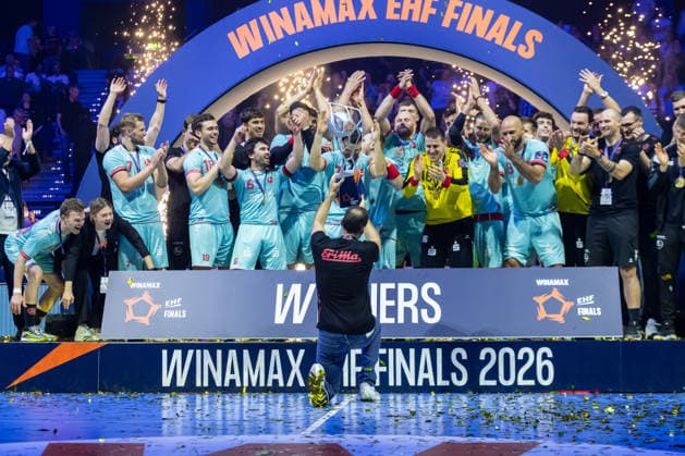 Trainer Roberto Garcia Parrondo (MT Melsungen) lifts the Trophy in front of his Players during the handball final of the Winamax EHF Finals 2026 between THW Kiel and MT Melsungen at Barclays Arena on May 31, 2026 in Hamburg, Germany. -