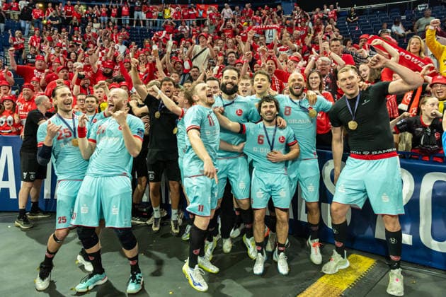 . The Players of MT Melsungen celebrate after the win in front of the Supporters during the handball final of the Winamax EHF Finals 2026 between THW Kiel and MT Melsungen at Barclays Arena on May 31, 2026 in Hamburg, Germany. -