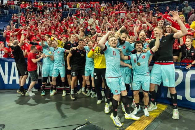 . The Players of MT Melsungen celebrate after the win in front of the Supporters during the handball final of the Winamax EHF Finals 2026 between THW Kiel and MT Melsungen at Barclays Arena on May 31, 2026 in Hamburg, Germany. -
