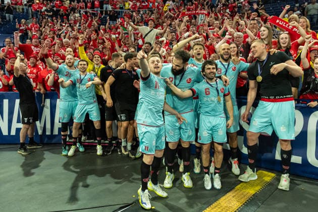 . The Players of MT Melsungen celebrate after the win in front of the Supporters during the handball final of the Winamax EHF Finals 2026 between THW Kiel and MT Melsungen at Barclays Arena on May 31, 2026 in Hamburg, Germany. -