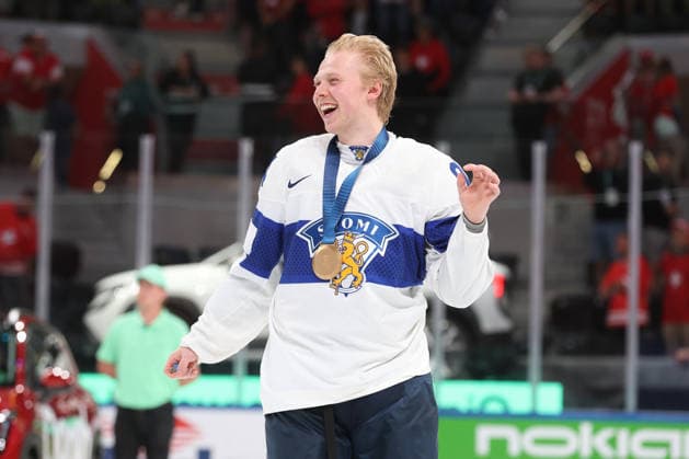 31.05.2026 Swiss Life Arena Zuerich , SCHWEIZ, Herren Eishockey IIHF World Championship, WM, Weltmeisterschaft Zurich 2026 Final SUI - FIN Konsta Helenius (FIN) mit der Goldmedaille