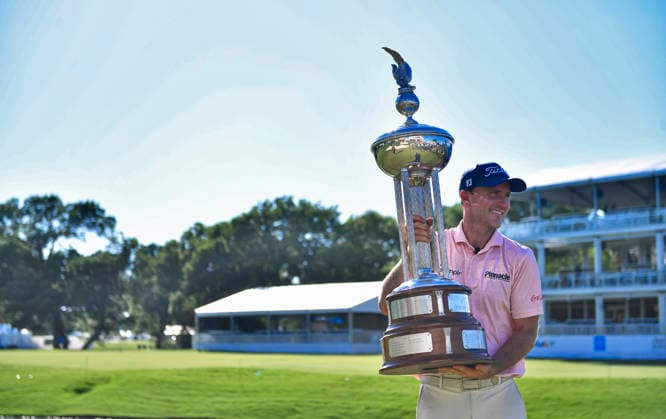 FORTH WORTH, TX - MAY 31: Russell Henley holds the Leonard Trophy after winning the final round of the PGA, Golf Herren Charles Schwab Challenge at Colonial Country Club on Sunday, May 31, 2026 in Fort Worth, TX. (Photo by Austin McAfee Icon Sportswire) GOLF: MAY 31 PGA Charles Schwab Challenge EDITORIAL USE ONLY Icon260531002