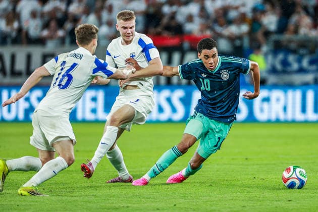 Länderspiel - 25 26 - Deutschland - Finnland am 31.05.2026 in der MEWA Arena in Mainz Jamal Musiala (Deutschland 10) gegen Oliver Antman (Finnland 7) und Anssi Suhonen (Finnland 16)