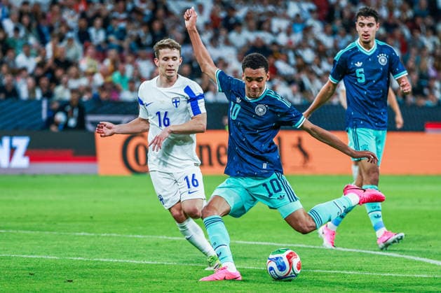 Länderspiel - 25 26 - Deutschland - Finnland am 31.05.2026 in der MEWA Arena in Mainz Jamal Musiala (Deutschland 10) erzielt das Tor zum 4 zu 0 , Anssi Suhonen (Finnland 16) schaut nur noch zu