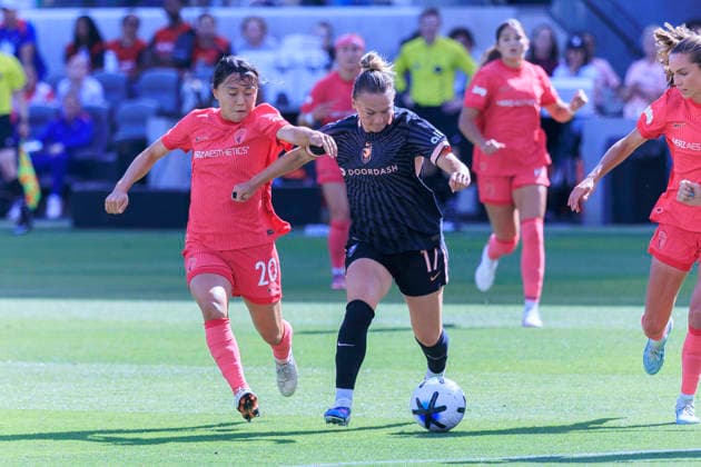 May 31, 2026, Los Angeles, California, USA: Kennedy Fuller 17 of the Angel City FC makes a goal attempt as Shinomi Koyama 20 of North Carolina Courage defends during their regular season NWSL game on Sunday May 31, 2026 at the BMO Stadium in Los Angeles, California. ACFC lose to NC Courage, 1-2. ARIANA RUIZ PI Los Angeles USA - ZUMAp124 20260531_zaa_p124_066 Copyright: xArianaxRuizx