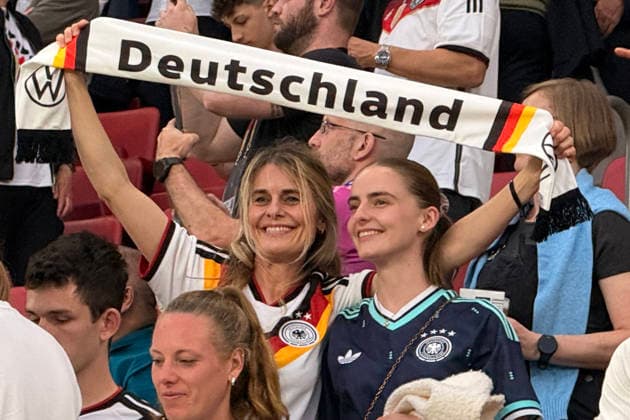Fans feiern in der Mainzer Arena - Mainz 31.05.2026: Deutschland vs. Finnland, Freundschaftsspiel, WM-Vorbereitung, MEWA Arena Mainz