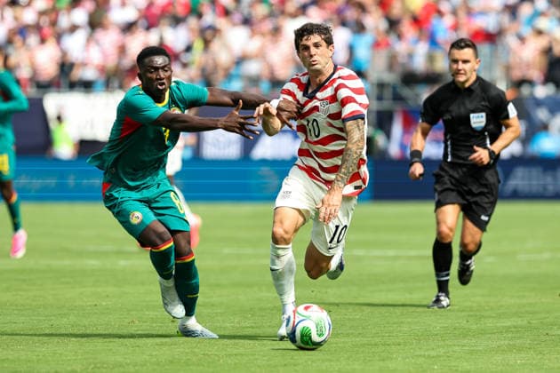 May 31, 2026, Charlotte, North Carolina, USA: United States forward Christian Pulisic (10) and Senegal midfielder Lamine Camara (8) battle for a ball during an International Friendly, Länderspiel, Nationalmannschaft match between United States and Senegal at Bank of America Stadium in Charlotte, North Carolina Charlotte USA - ZUMAa257 20260531_zsp_a257_012 Copyright: xChrisxArjoonx
