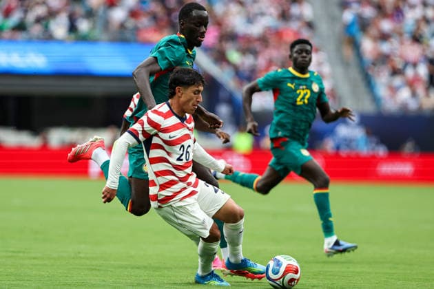 May 31, 2026, Charlotte, North Carolina, USA: United States defender Alejandro Zendejas (26) and Senegal defender Moustapha Mbow (22) battle for a ball during an International Friendly, Länderspiel, Nationalmannschaft match between United States and Senegal at Bank of America Stadium in Charlotte, North Carolina Charlotte USA - ZUMAa257 20260531_zsp_a257_023 Copyright: xChrisxArjoonx
