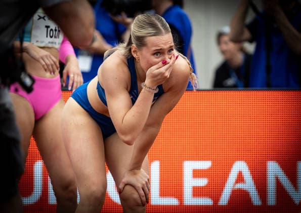 Goldenes Oval; Dresden, 31.05.2026 Kann es kaum glauben: Lia Flotow (GER Germany) ist nach ihrer neuen persönlichen Bestzeit im 100m-Hürdensprint von 12,97 Sekunden überwältigt; Leichtathletik-Meeting Goldenes Oval am 31.05.2026 im Heinz-Steyer-Stadion in Dresden (Sachsen). Copyright: xBEAUTIFULxSPORTS R.xSchmittx