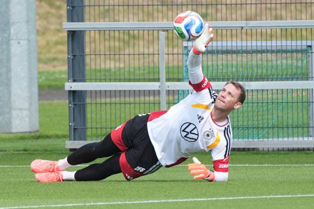 Torwart Manuel Neuer (Deutschland Germany) im Reha-Training mit Torwarttrainer Andreas Kronenberg (Deutschland Germany) - Frankfurt 01.06.2026: Deutsche Nationalmannschaft verabschiedet sich mit öffentlichem Training aus Deutschland *** Goalkeeper Manuel Neuer Germany Germany in rehab training with goalkeeping coach Andreas Kronenberg Germany Germany Frankfurt 01 06 2026 German national team bids farewell to Germany with public training session