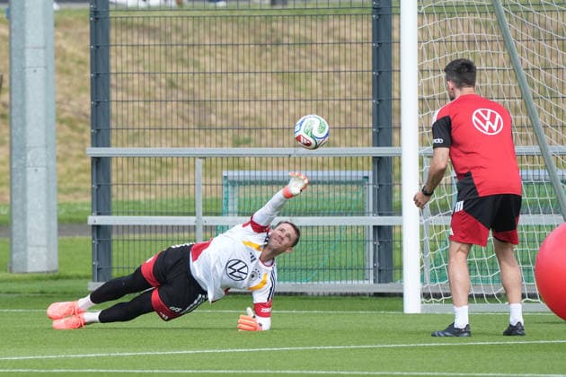 Torwart Manuel Neuer (Deutschland Germany) im Reha-Training mit Torwarttrainer Andreas Kronenberg (Deutschland Germany) - Frankfurt 01.06.2026: Deutsche Nationalmannschaft verabschiedet sich mit öffentlichem Training aus Deutschland