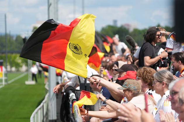 Deutsche Fans jubeln der Mannschaft zu - Frankfurt 01.06.2026: Deutsche Nationalmannschaft verabschiedet sich mit öffentlichem Training aus Deutschland