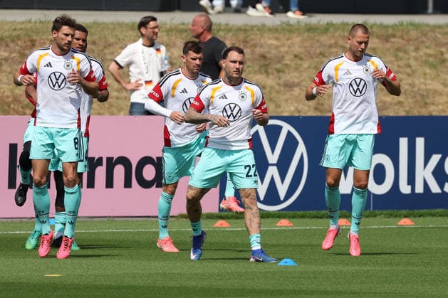 FRANKFURT AM MAIN, DEUTSCHLAND – 01. Juni 2026 Die deutsche Nationalmannschaft verabschiedet sich beim offiziellen Abschiedsevent am DFB-Campus vor der Abreise zur FIFA Fußball-Weltmeisterschaft 2026 in den USA v.l., Leon Goretzka (Germany), David Raum (Germany), Waldemar Anton (Germany) Frankfurt am Main DFB Campus Deutschland Copyright: xJoaquimxFerreirax