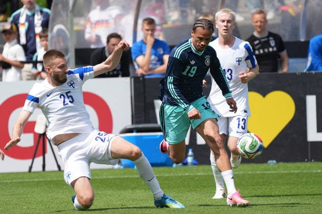 Leroy Sane (Deutschland Germany) setzt sich gegen Doni Arifi (Finnland) durch - Frankfurt 01.06.2026: Deutsche Nationalmannschaft verabschiedet sich mit öffentlichem Training aus Deutschland