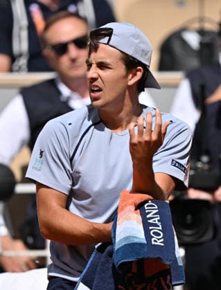 2026 French Open, Roland-Garros - Day 9 PARIS, FRANCE - JUNE 1: Zachary Svajda of the United States reacts after falls during the match against Flavio Cobolli (not seen) of Italy during their men s fourth-round on Day Nine of the 2026 French Open tennis tournament at the Roland-Garros Complex in Paris on June 1, 2026. Mustafa Yalcin Anadolu Paris France. Editorial use only. Please get in touch for any other usage.  Copyright: x2026xAnadoluxMustafaxYalcinx