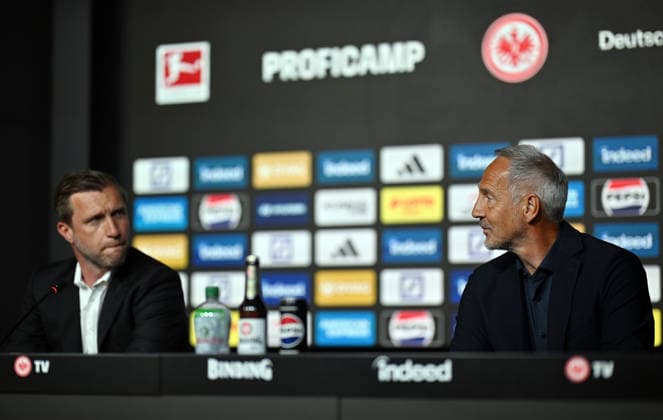 01.06.2026, xjhx, Fussball 1.Bundesliga, Eintracht Frankfurt - Pressekonferenz Cheftrainer Adi Hütter v.l. Vorstand Markus Kroesche Krösche Director of Sports (Eintracht Frankfurt)l, Trainer Adolf Adi Hütter (Eintracht Frankfurt) Frankfurt am Main