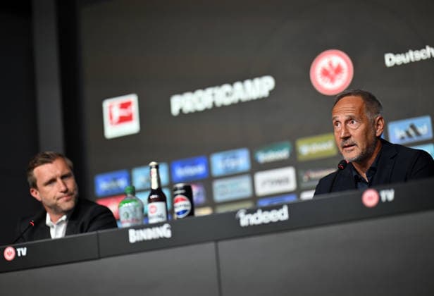 01.06.2026, xjhx, Fussball 1.Bundesliga, Eintracht Frankfurt - Pressekonferenz Cheftrainer Adi Hütter v.l. Vorstand Markus Kroesche Krösche Director of Sports (Eintracht Frankfurt)l, Trainer Adolf Adi Hütter (Eintracht Frankfurt) Frankfurt am Main