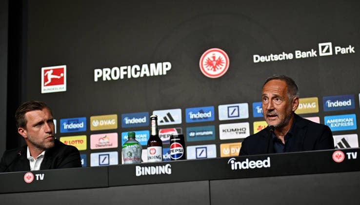 01.06.2026, xfux, Fussball 1.Bundesliga, Eintracht Frankfurt - Pressekonferenz zur Vorstellung von Adolf Adi Hütter Huetter als neuen Cheftrainer v.l. Vorstand Markus Kroesche Krösche Director of Sports (Eintracht Frankfurt), Trainer Adolf Adi Hütter Huetter (Eintracht Frankfurt) zautz (DFL DFB REGULATIONS PROHIBIT ANY USE OF PHOTOGRAPHS as IMAGE SEQUENCES and or QUASI-VIDEO) Frankfurt am Main