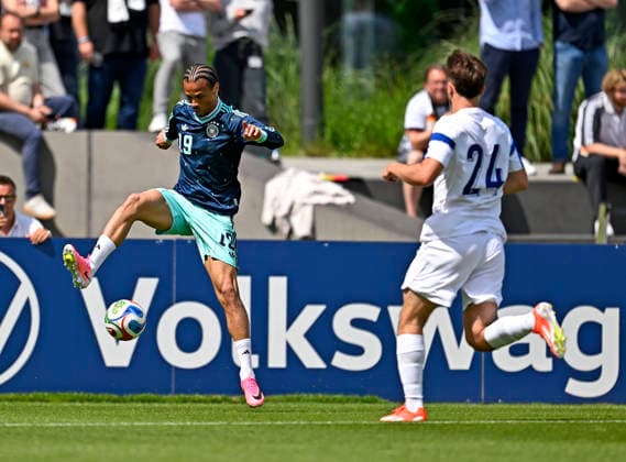 01.06.2026, Fussball, DFB-Nationalmannschaft Deutschland, letztes Training vor Abreise nach USA zur WM 2026, am DFB-Campus in Frankfurt am Main. v.l. Leroy Sane (Deutschland) gegen Oiva Jukkola (Finnland)