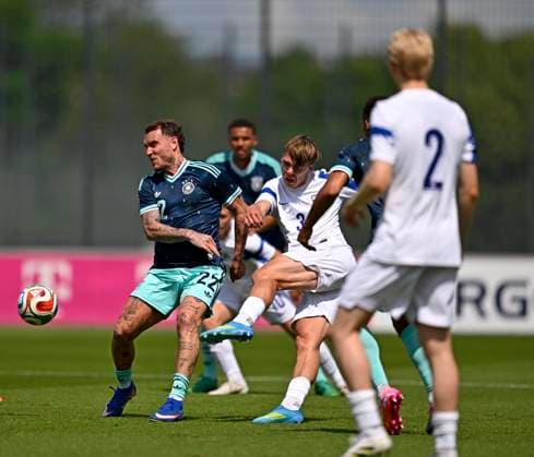 01.06.2026, Fussball, DFB-Nationalmannschaft Deutschland, letztes Training vor Abreise nach USA zur WM 2026, am DFB-Campus in Frankfurt am Main. v.l. David Raum (Deutschland) gegen Niklas Pyyhtia (Finnland)