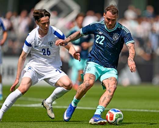 01.06.2026, Fussball, DFB-Nationalmannschaft Deutschland, letztes Training vor Abreise nach USA zur WM 2026, am DFB-Campus in Frankfurt am Main. v.l. Casper Terho (Finnland) gegen David Raum (Deutschland)