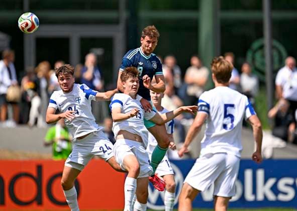 01.06.2026, Fussball, DFB-Nationalmannschaft Deutschland, letztes Training vor Abreise nach USA zur WM 2026, am DFB-Campus in Frankfurt am Main. v.l. Oiva Jukkola (Finnland), x gegen Leon Goretzka (Deutschland)