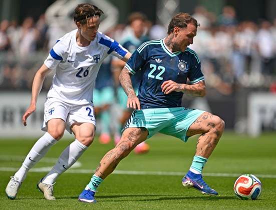 01.06.2026, Fussball, DFB-Nationalmannschaft Deutschland, letztes Training vor Abreise nach USA zur WM 2026, am DFB-Campus in Frankfurt am Main. v.l. Casper Terho (Finnland) gegen David Raum (Deutschland)