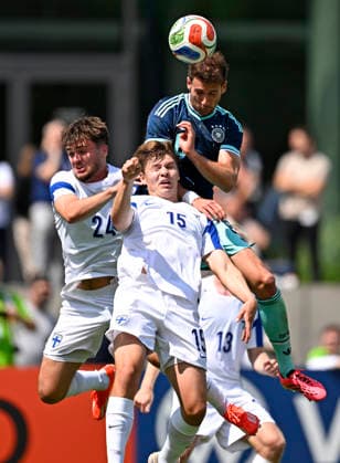 01.06.2026, Fussball, DFB-Nationalmannschaft Deutschland, letztes Training vor Abreise nach USA zur WM 2026, am DFB-Campus in Frankfurt am Main. v.l. Oiva Jukkola (Finnland), Samuli Miettinen (Finnland) gegen Leon Goretzka (Deutschland) *** 01 06 2026, Football, DFB national team Germany, last training session before departure to the USA for the 2026 World Cup, at the DFB Campus in Frankfurt am Main f l Oiva Jukkola Finland , Samuli Miettinen Finland against Leon Goretzka Germany