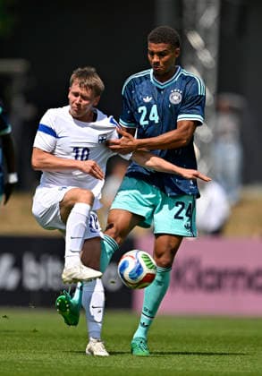 01.06.2026, Fussball, DFB-Nationalmannschaft Deutschland, letztes Training vor Abreise nach USA zur WM 2026, am DFB-Campus in Frankfurt am Main. v.l. Naatan Skyttä (Finnland) gegen Malick Thiaw (Deutschland)