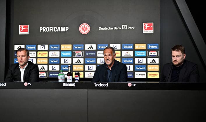 01.06.2026, xfux, Fussball 1.Bundesliga, Eintracht Frankfurt - Pressekonferenz zur Vorstellung von Adolf Adi Hütter Huetter als neuen Cheftrainer v.l. Vorstand Markus Kroesche Krösche Director of Sports (Eintracht Frankfurt), Trainer Adolf Adi Hütter Huetter (Eintracht Frankfurt) zautz, Jan Strasheim (Bereichsleiter Medien und Kommunikation Eintracht Frankfurt) (DFL DFB REGULATIONS PROHIBIT ANY USE OF PHOTOGRAPHS as IMAGE SEQUENCES and or QUASI-VIDEO) Frankfurt am Main