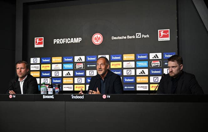 01.06.2026, xjhx, Fussball 1.Bundesliga, Eintracht Frankfurt - Pressekonferenz Cheftrainer Adi Hütter v.l. Vorstand Markus Kroesche Krösche Director of Sports (Eintracht Frankfurt), Trainer Adolf Adi Hütter (Eintracht Frankfurt), Jan Strasheim (Bereichsleiter Medien und Kommunikation Eintracht Frankfurt) Frankfurt am Main