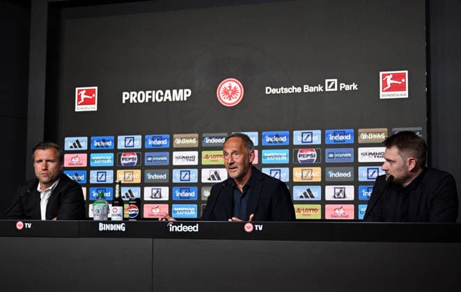 01.06.2026, xjhx, Fussball 1.Bundesliga, Eintracht Frankfurt - Pressekonferenz Cheftrainer Adi Hütter v.l. Vorstand Markus Kroesche Krösche Director of Sports (Eintracht Frankfurt), Trainer Adolf Adi Hütter (Eintracht Frankfurt), Jan Strasheim (Bereichsleiter Medien und Kommunikation Eintracht Frankfurt) Frankfurt am Main