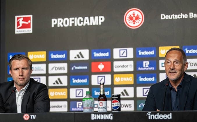 01.06.2026, xfux, Fussball 1.Bundesliga, Eintracht Frankfurt - Pressekonferenz zur Vorstellung von Adolf Adi Hütter Huetter als neuen Cheftrainer v.l. Vorstand Markus Kroesche Krösche Director of Sports (Eintracht Frankfurt), Trainer Adolf Adi Hütter Huetter (Eintracht Frankfurt) zautz (DFL DFB REGULATIONS PROHIBIT ANY USE OF PHOTOGRAPHS as IMAGE SEQUENCES and or QUASI-VIDEO) Frankfurt am Main