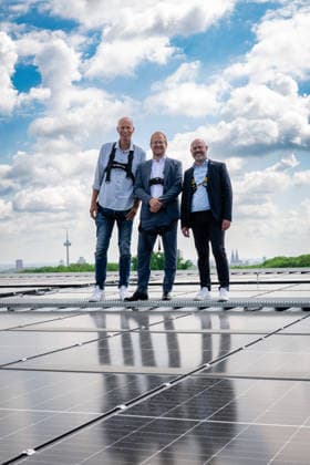 Pressetermin Photovoltaik-Anlage auf dem RheinEnergieSTADION mit Stephan Segbers (Vertriebsvorstand RheinEnergie), Lutz Wingerath (Geschäftsführer Kölner Sportstätten) und Jörn Stobbe (Präsident 1. FC Köln), 01.06.2026 Köln Nordrhein-Westfalen Deutschland