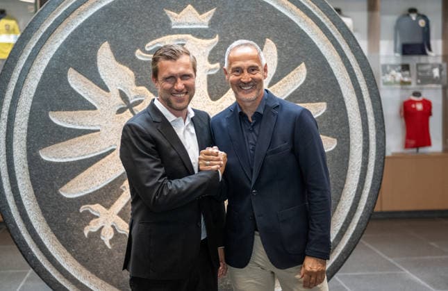 01.06.2026, xfux, Fussball 1.Bundesliga, Eintracht Frankfurt - Pressekonferenz zur Vorstellung von Adolf Adi Hütter Huetter als neuen Cheftrainer v.l. Vorstand Markus Kroesche Krösche Director of Sports (Eintracht Frankfurt), Trainer Adolf Adi Hütter Huetter (Eintracht Frankfurt) zautz (DFL DFB REGULATIONS PROHIBIT ANY USE OF PHOTOGRAPHS as IMAGE SEQUENCES and or QUASI-VIDEO) Frankfurt am Main