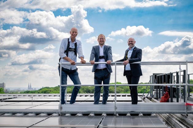 Pressetermin Photovoltaik-Anlage auf dem RheinEnergieSTADION mit Stephan Segbers (Vertriebsvorstand RheinEnergie), Lutz Wingerath (Geschäftsführer Kölner Sportstätten) und Jörn Stobbe (Präsident 1. FC Köln), 01.06.2026 Köln Nordrhein-Westfalen Deutschland