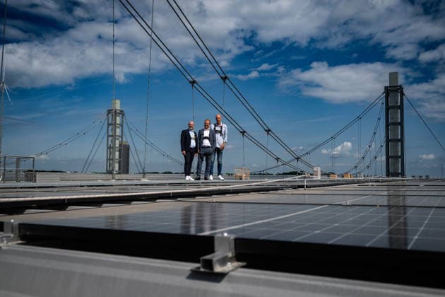 Pressetermin Photovoltaik-Anlage auf dem RheinEnergieSTADION mit Stephan Segbers (Vertriebsvorstand RheinEnergie), Lutz Wingerath (Geschäftsführer Kölner Sportstätten) und Jörn Stobbe (Präsident 1. FC Köln), 01.06.2026 Köln Nordrhein-Westfalen Deutschland