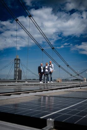 Pressetermin Photovoltaik-Anlage auf dem RheinEnergieSTADION mit Stephan Segbers (Vertriebsvorstand RheinEnergie), Lutz Wingerath (Geschäftsführer Kölner Sportstätten) und Jörn Stobbe (Präsident 1. FC Köln), 01.06.2026 Köln Nordrhein-Westfalen Deutschland