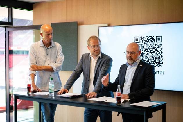 Pressetermin Photovoltaik-Anlage auf dem RheinEnergieSTADION mit Stephan Segbers (Vertriebsvorstand RheinEnergie), Lutz Wingerath (Geschäftsführer Kölner Sportstätten) und Jörn Stobbe (Präsident 1. FC Köln), 01.06.2026 Köln Nordrhein-Westfalen Deutschland