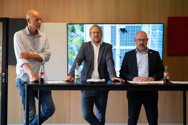 Pressetermin Photovoltaik-Anlage auf dem RheinEnergieSTADION mit Stephan Segbers (Vertriebsvorstand RheinEnergie), Lutz Wingerath (Geschäftsführer Kölner Sportstätten) und Jörn Stobbe (Präsident 1. FC Köln), 01.06.2026 Köln Nordrhein-Westfalen Deutschland