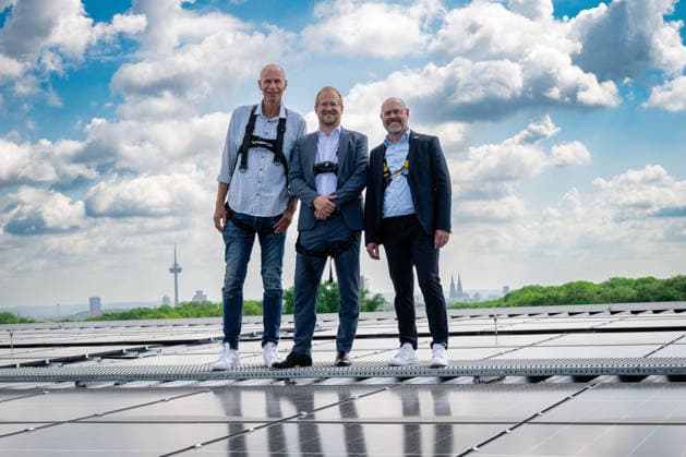 Pressetermin Photovoltaik-Anlage auf dem RheinEnergieSTADION mit Stephan Segbers (Vertriebsvorstand RheinEnergie), Lutz Wingerath (Geschäftsführer Kölner Sportstätten) und Jörn Stobbe (Präsident 1. FC Köln), 01.06.2026 Köln Nordrhein-Westfalen Deutschland *** Press conference on the photovoltaic system at the RheinEnergieSTADION with Stephan Segbers Chief Sales Officer RheinEnergie , Lutz Wingerath Managing Director Cologne Sports Facilities and Jörn Stobbe President 1 FC Köln , 01 06 2026 Cologne North Rhine-Westphalia Germany Copyright: xkolbert-press MarcxNiemeyerx