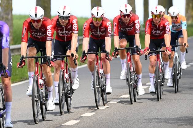 Tour de Wallonie 2026 Stage 1 LOBBES, BELGIUM - JUNE 01 : De Lie Arnaud (BEL) of Lotto Intermarche and his teammates in action during stage 1 of the 47th edition of Ethias Tour de Wallonie an UCI ProSeries 2.Pro cycling road race stage for Men Elite of 180.7 km with start in Manage and finish in Lobbes on June 1, 2026 in Lobbes, Belgium, 01 06 2026 ( Motordriver Pieter Van Herzele - Lobbes Belgium  Copyright: xVincentxKalutx