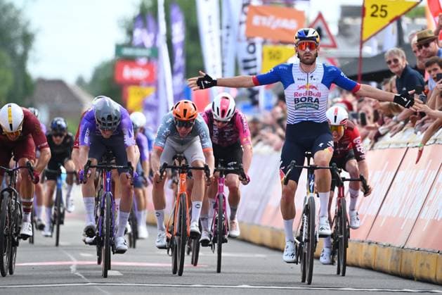 Tour de Wallonie 2026 Stage 1 LOBBES, BELGIUM - JUNE 01 : Meeus Jordi (BEL) of Red Bull BORA Hansgrohe wins the stage in a massive bunch sprint in front of Foldager Anders (DEN) of Team Jayco AlUla and Oliver Ben (NZL) of Modern Adventure Pro Cycling during stage 1 of the 47th edition of Ethias Tour de Wallonie an UCI ProSeries 2.Pro cycling road race stage for Men Elite of 180.7 km with start in Manage and finish in Lobbes on June 1, 2026 in Lobbes, Belgium, 01 06 2026 ( Motordriver Pieter Van Herzele - Lobbes Belgium  Copyright: xVincentxKalutx