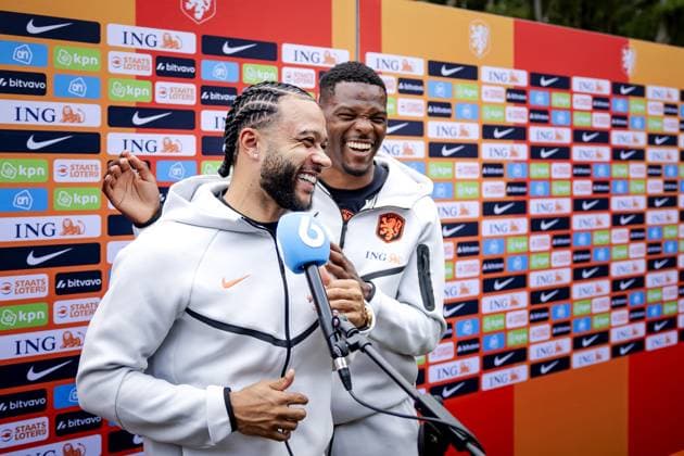 ZEIST - Memphis Depay and Denzel Dumfries of the Dutch national team, Nationalteam during a media moment at the KNVB Campus. ROBIN VAN LONKHUIJSEN ANP xVIxANPxSportx xxANPxIVx 559844453 originalFilename: 559844453.jpg