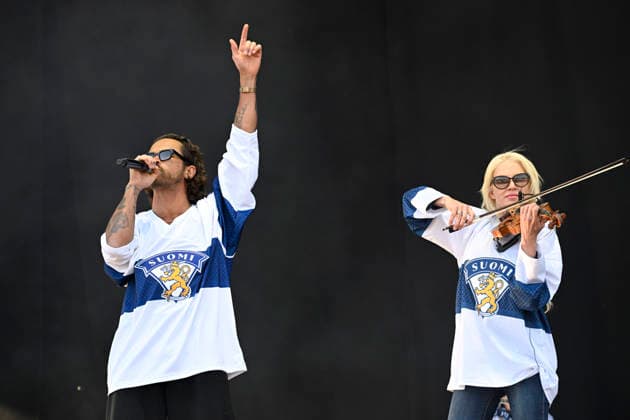 LKS 20260601 Linda Lampenius and Pete Parkkonen performs at the celebration with Team Finland IIHF Ice hockey, Eishockey World Champion 2026, in Helsinki, Finland on June 1, 2026. Finland won the IIHF Ice Hockey Men s World Championship, WM, Weltmeisterschaft final match between Switzerland and Finland in Zurich on Sunday. - JUSSI NUKARI Helsinki Finland daat8_7nAdU  Copyright: xJussixNukarix daat8_7nAdU