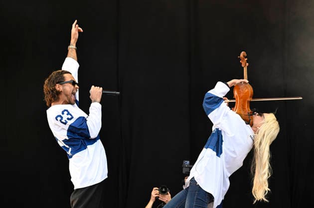 LKS 20260601 Linda Lampenius and Pete Parkkonen performs at the celebration with Team Finland IIHF Ice hockey, Eishockey World Champion 2026, in Helsinki, Finland on June 1, 2026. Finland won the IIHF Ice Hockey Men s World Championship, WM, Weltmeisterschaft final match between Switzerland and Finland in Zurich on Sunday. - JUSSI NUKARI Helsinki Finland vS6q9Xfnr6g  Copyright: xJussixNukarix vS6q9Xfnr6g