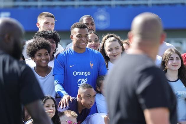 Entraînement de l’Equipe de France de Football PHOTOPQR LE PARISIEN Olivier Arandel (Staff) ; Clairefontaine ; 01 06 2026 ; Clairefontaine, France Lundi 1er juin 2026 Sports Football Équipe de France Préparation de la Coupe du Monde Fifa 2026 Entraînement ouvert au public de l’Equipe de France de Football Kylian Mbappé et de jeunes supporters LP Olivier Arandel Clairefonatine, France, June 1st 2026. France national team, Nationalteam training session